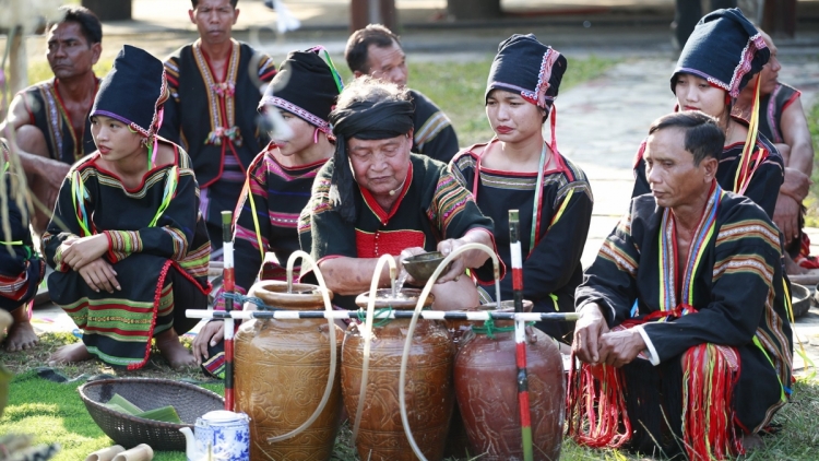 Rơngôt amĭ ba ama ƀă (Nhớ công ơn cha mẹ)