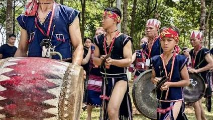 Rơngôt amĭ ba ama ƀă (Nhớ công ơn cha mẹ)