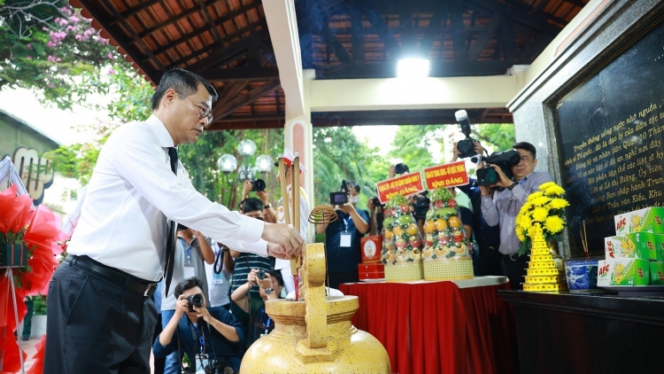 THU TUONG LÊ MINH HƯNG HU MBAOK DI VAR NGAK BRUK DUAH PATAOM ATAU TALANG LIET SI DI BEIN BINGU LÊ THỊ RIÊNG 