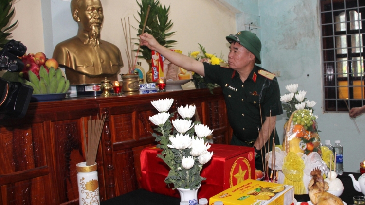 Thượng tướng Lê Quang Minh truh hơlen năng ƀât anih sir chă kơting linh lôch tang ăn teh đak tơ̆ dêh char Quảng Ngãi