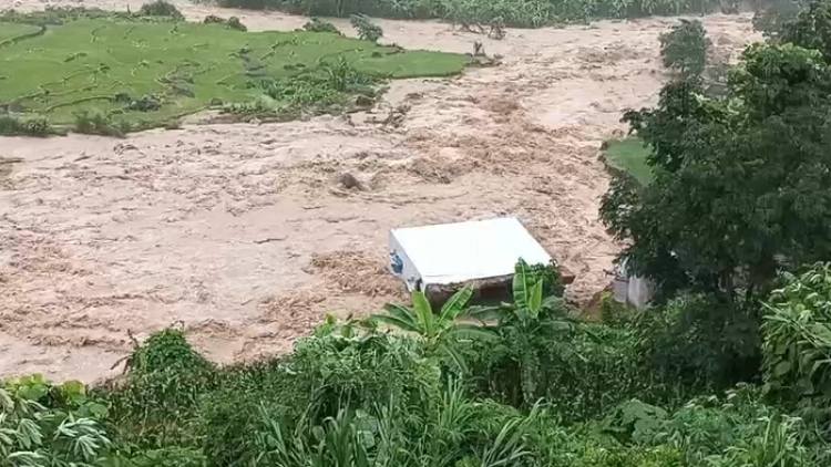 Mưa lũ làm sập, cuốn trôi ngôi nhà 2 tầng tại Lai Châu 
