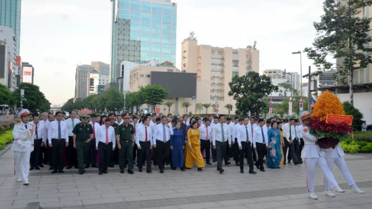 Ƀôn prong Hồ Chí Minh dưm bơnga kơ Khua mir sir Hồ Chí Minh ƀrô hơdor 50 thun mă anăn Wa