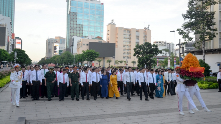 Ƀuôn prŏng Hồ Chí Minh myơr brui mgưi khua gĭt gai Hồ Chí Minh ƀri wưng bi hdơr 50 thŭn mă anăn Awa 