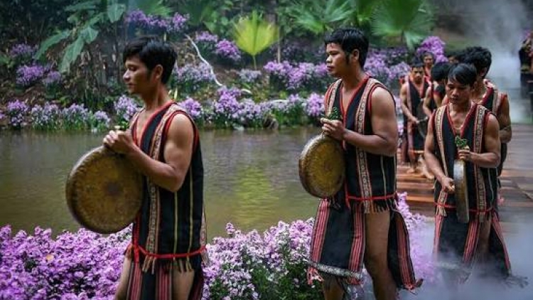 Pơling dôr krong (Vui mùa lễ hội)