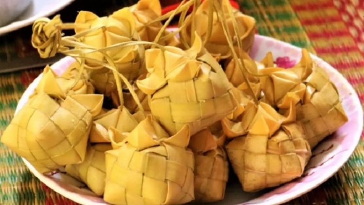 របរវេចនំទទឹមរបស់អ្នកស្រីនាងភឿងនៅឃុំអូឡឹម ខេត្តអានយ៉ាង