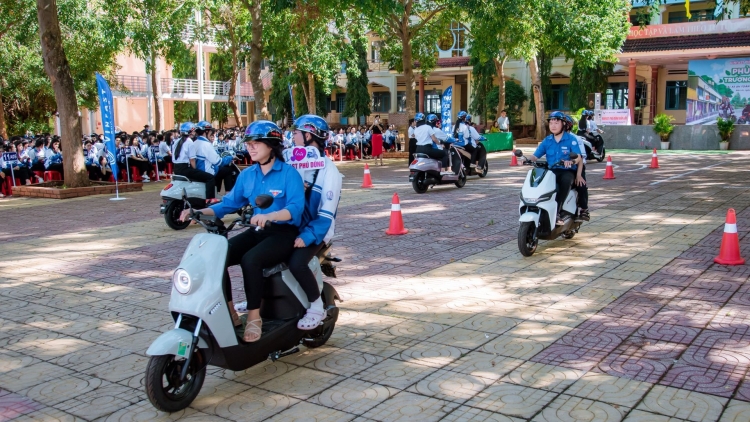 XA NAY T’MÊÊ OOY BH’RỢ TOOM HỌC SINH K’ĐHƠỢNG P’ĐHIÊR XE..