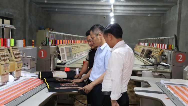 C’LÂNG BHRỢ CHA ÂNG ĐHA ĐHÂM MANƯIH MÔNG ....