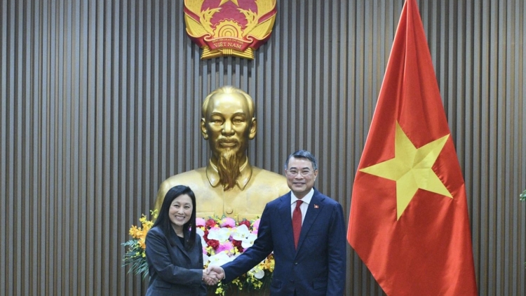 Khua dêh čar ơi Lê Minh Hưng tŭ jum Khua anih jưh pơ ala dêh čar Mi yă Jennifer Wicks