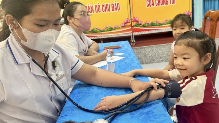 Hàng trăm trẻ em ở  vùng sâu Đắk Lắk được khám tầm soát tim miễn phí