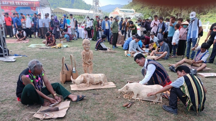 PƠLOONG PHIN LÂNG LOOM CHĂP KIÊNG COOCH BOOC CƠ TU