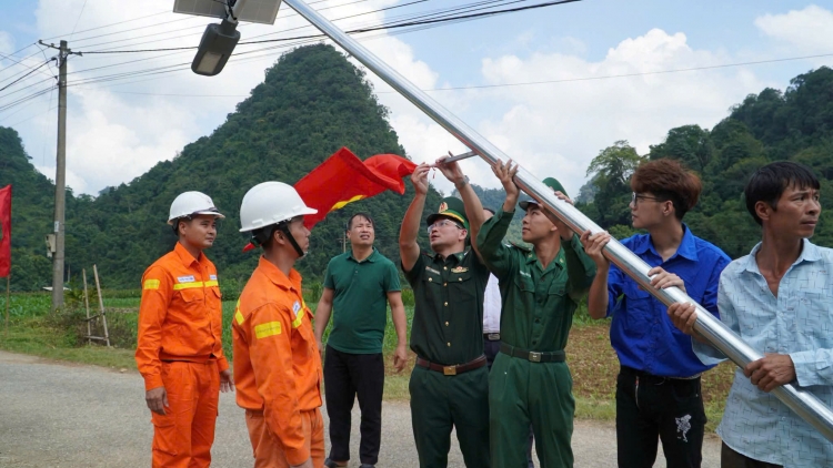 Thắp sáng đường biên, gắn kết lòng dân