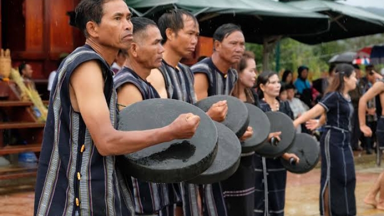 Khuyên con cháu gìn giữ văn hoá dân tộc