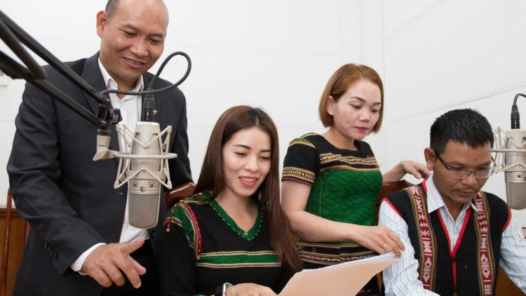 Ntơm bah Radio tât trong kan mrô