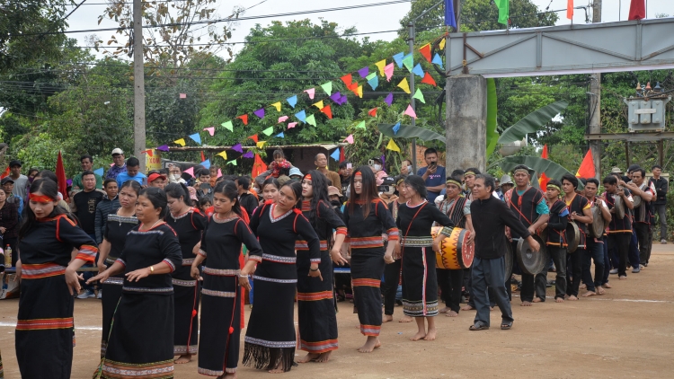 Em ở lại mạnh giỏi (O ối i lĕm)