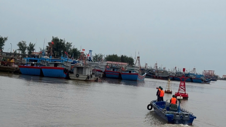 Hải đoàn Biên phòng 38 hỗ trợ ngư dân phòng tránh bão số 4