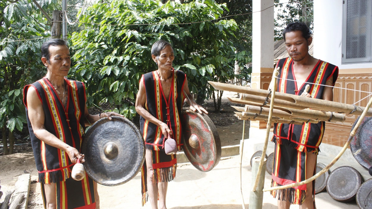 Tơlơi adoh đưm "Jeh-Triêng: Mơak djơ̆ bơyan"