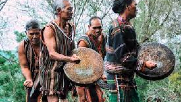 Rnê nău kan an ƀon lan (Ca ngợi cán bộ tâm huyết với ƀon làng)
