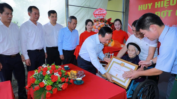 Kơdră Anih tơroi tơbăt kơ Trung ương pơjao Grat 80 sơnăm jang Đảng ăn kơ 3 ‘nu đảng viên tơ̆ dêh char Thanh Hóa