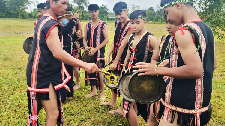 Tơlơi adoh Jarai đưm