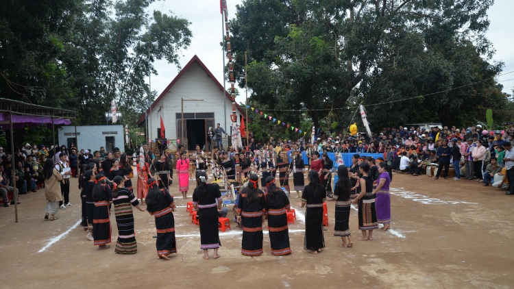 Ba vâ xeh nu pang hla dru (Yêu em trong lặng thầm)