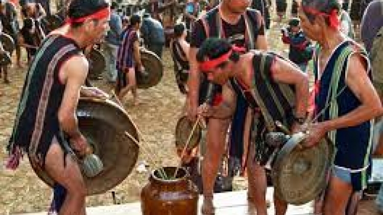 Pơlê hâk ro xuâ báu nếo (Niềm vui mùa gặt ở làng buôn)