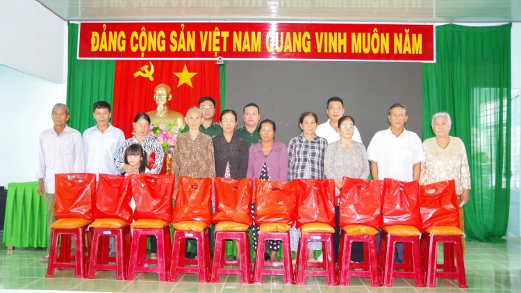 Trao 100 phần quà cho gia đình chính sách, hộ nghèo vùng biên giới biển