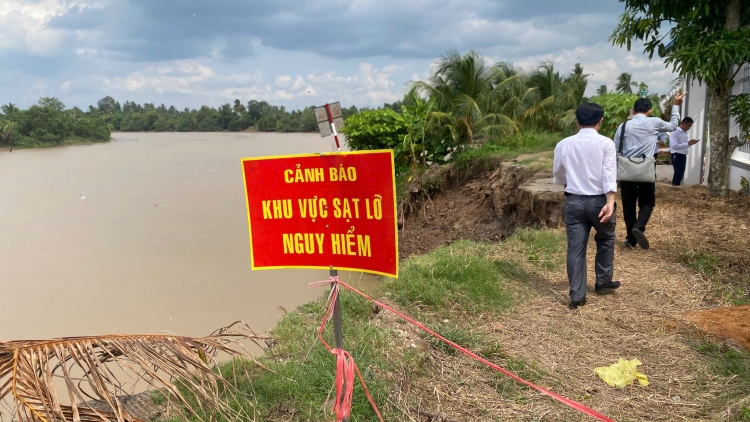 ប្រជាជនជាង២០០គ្រួសារនៅខេត្តវិញឡុងនៅមិននឹងដោយសារទំនប់ត្រូវបាក់ស្រុតក្នុងរដូវវស្សា