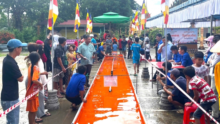 Ghe Ngo mini điên điển - Sân chơi của thiếu nhi Khmer Cà Mau