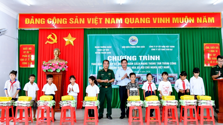 Biên phòng Cần Thơ trao tặng 100 phần quà cho các gia đình khó khăn