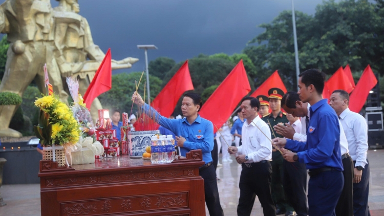 Bah yan djiang kăl e tât mpŏng ŭch nsơr soan nar aơ