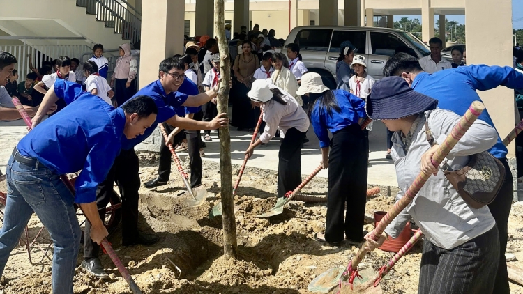Đắk Lắk đồng loạt trồng cây tại các trường nội trú vùng biên