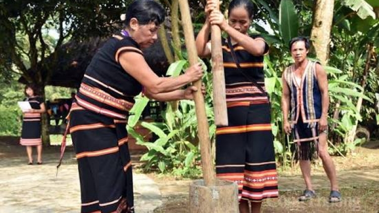 Pơlê hâk ro xuâ báu nếo