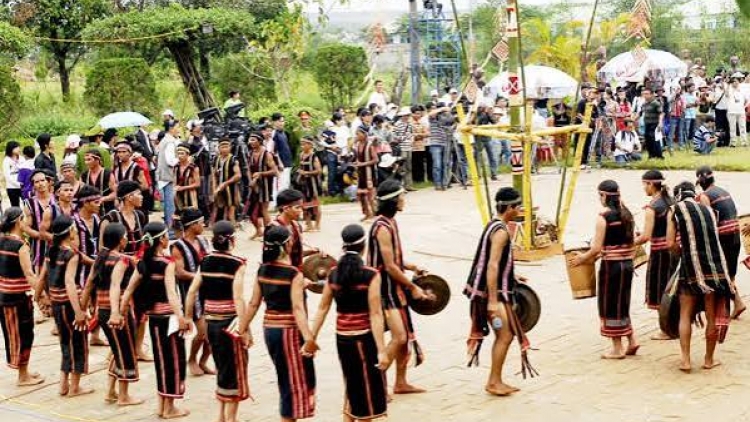 Pơlâi tơdêk yôl kơla kôn pơlâi pang trông Đảng ‘nhăk