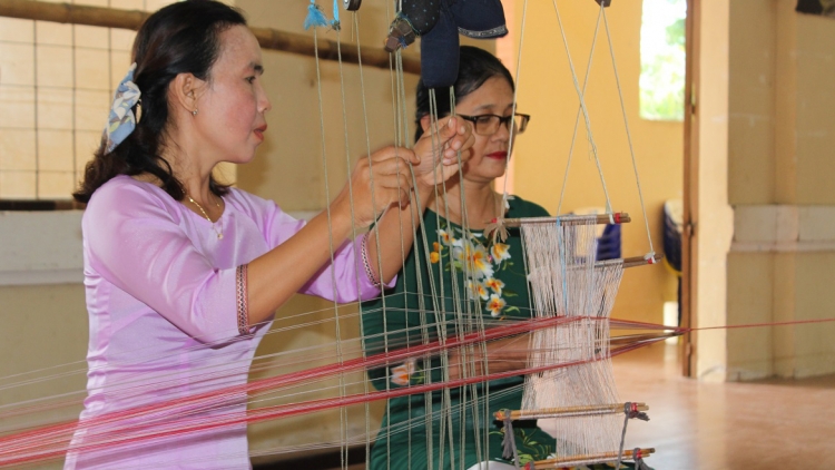 Để sắc màu thổ cẩm Chăm Mỹ Nghiệp tiếp tục vươn xa 
