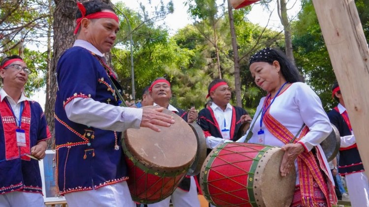 TUK YAU HAGAR DI URANG CAM HROI YAVA TAGOK BREI THAU LAC PALEI JAIK HU HAREI RAYA
