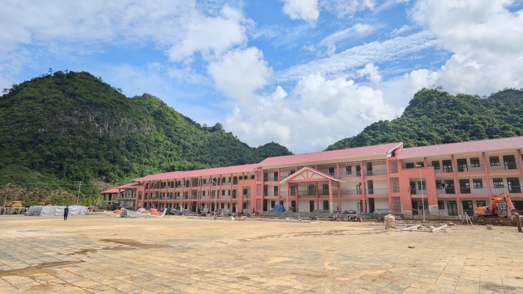 Rút ngắn từng ngày để kịp mùa tựu trường ở Phiêng Pằn