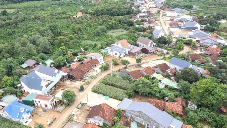 BẢN CẦN DAO ĐỎ DÚ PIÊN CHÁI MÌ LAI ĂN LƯỜN HẾT THUỔN CHÈN TỶ