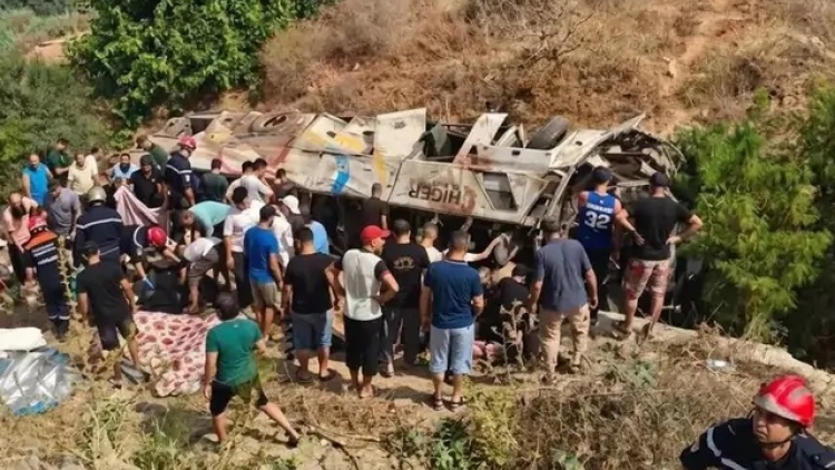 BHRÊY TĂH XE BUÝT COH ALGERIA BHRỢ M’BỨI BHLÂNG 25 CHA NĂC MANUYH CHÊỆT