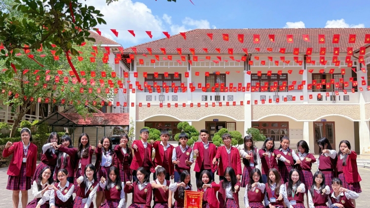 Lâm Đồng tơgŭm jên oei xa ăn hŏk tro 4 hnam trưng THPT chuyên 