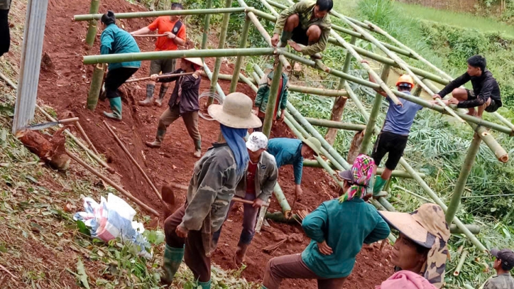 Mưa kéo dài gây sạt lở đất đá tại nhiều nơi ở Sơn La 
