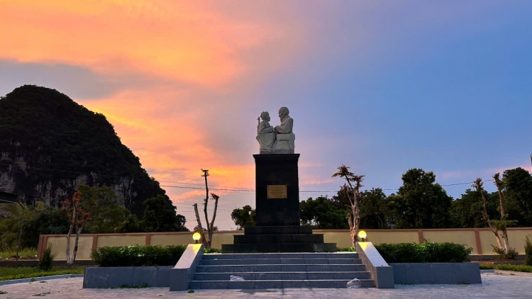 Tượng đài Nghe lời non nước- kết tinh nghĩa tình quân dân