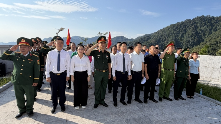 Đưa Cột cờ A Pa Chải và mốc giao điểm ba nước Việt Nam - Lào - Trung Quốc thành điểm đến du lịch hấp dẫn