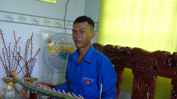 យុវជនផ្តើមអាជីពពីការចូលចិត្តធ្វើទូក-ង-តូចសម្រាប់ដាក់តាំង
