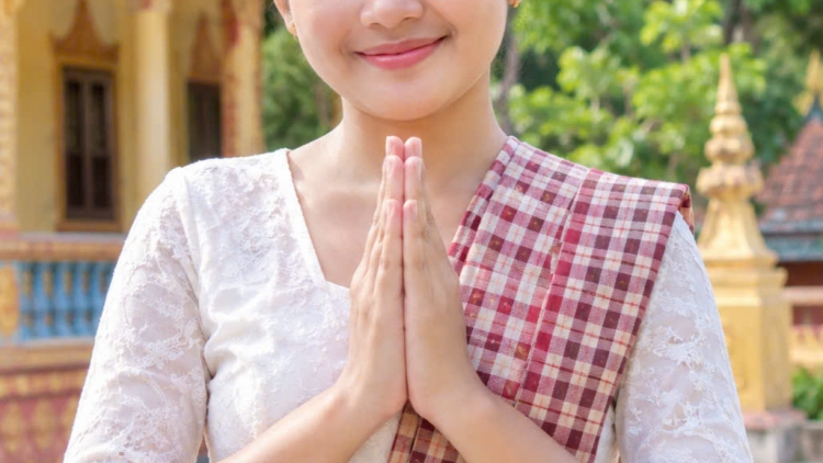 កាយវិការលើកដៃសំពះ សួរសុខទុក្ខជាលំនាំល្អផូរផង់ក្នុងវប្បធម៌ខ្មែរ