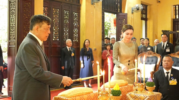 Nhà vua và Hoàng hậu Thái Lan thăm chùa Quán Sứ, Hà Nội