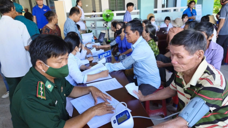Chung tay chăm sóc sức khỏe nhân dân khu vực biên giới biển