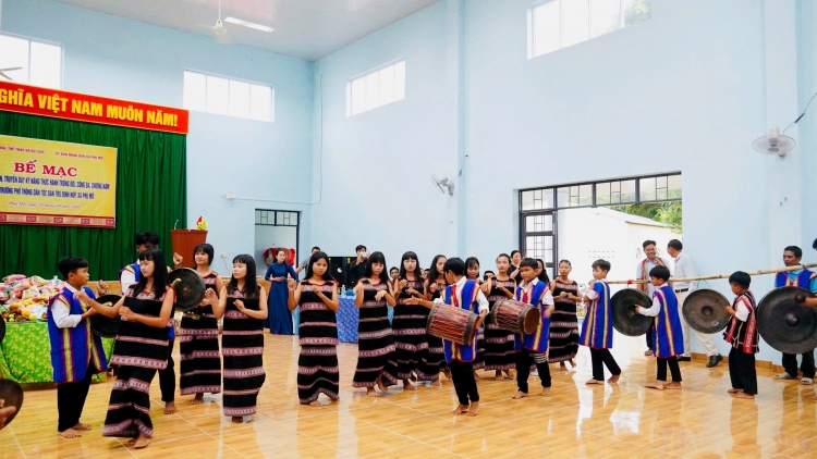Đắk Lắk: Bế giảng lớp truyền dạy trống đôi, cồng ba, chiêng năm