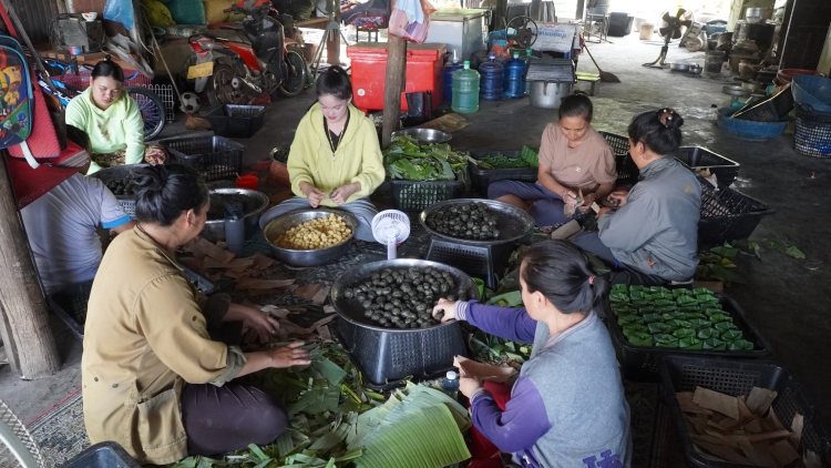 Nghề làm bánh gai của người Việt tại Lào