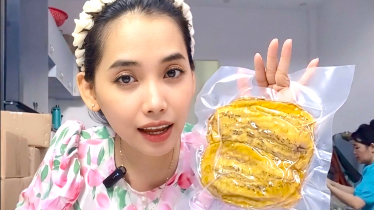 ស្រ្តីវ័យក្មេងរួមចំណែកនាំយកកសិផល U Minh Hạ ចេញទៅគ្រប់ទិសទី