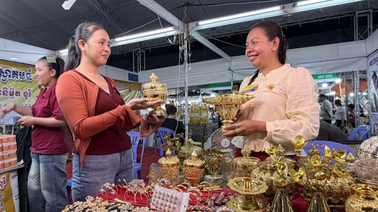អានយ៉ាងពន្លឿនវិនិយោគ ពាណិជ្ជកម្ម និងទេសចរណ៍ដោយគោលដៅកំណើន២ខ្ទង់